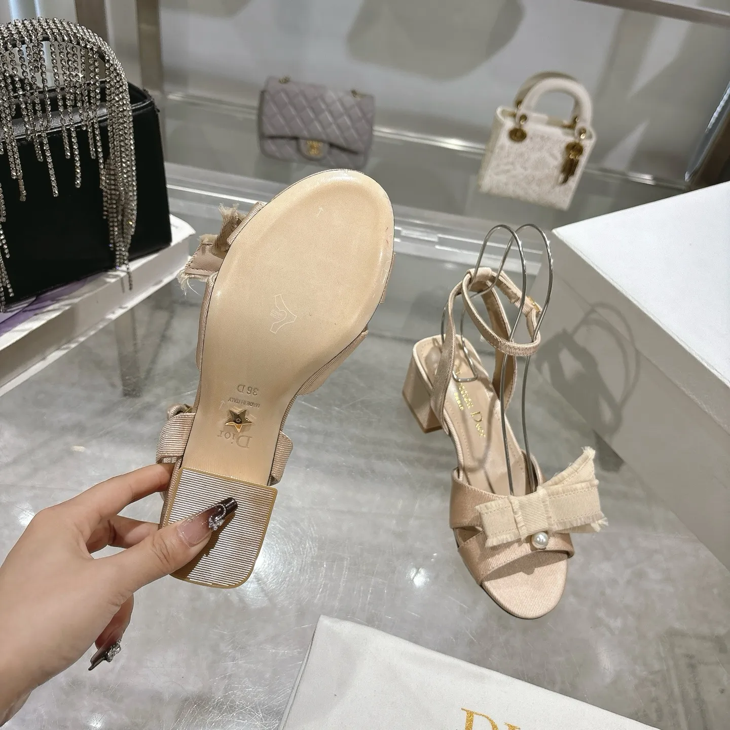 👟👟Ex-factory price 520👟👟 🎆Fringed webbing women's shoes Dior Dior 2024 spring and summer catwalk new Adiorble women's shoes CD star's same fashion tassel bow square head pearl letter logo hardware buckle high-heeled hollow sandals The top high-end version on the market Upper: original customized tassel grosgrain Lining: sheepskin lining foot pad Outsole: Italian leather outsole Heel height: 8.5cm Size: 34-41 (34.40.41. Customization is non-refundable)